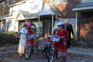 111215-refugees-Fam-and-bikes-4