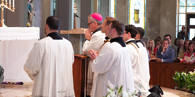 Con música y oraciones saludan al Obispo Electo Martin en la víspera de su ordenación