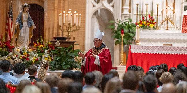 Mientras viaja por la diócesis, Obispo Martin insta a los fieles: