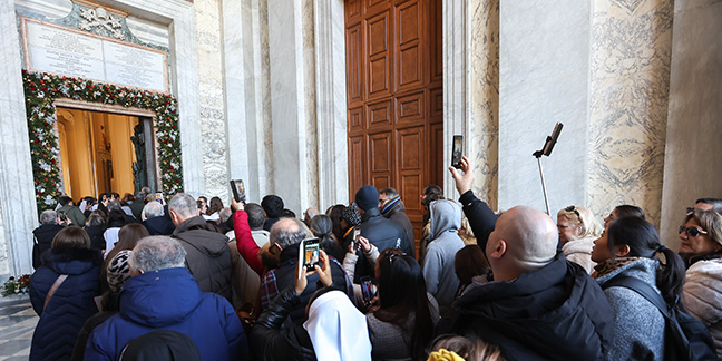 Holy Door is symbol of God's arms open to all, cardinal says