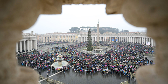 Christ's birth brings light to a troubled world, pope says